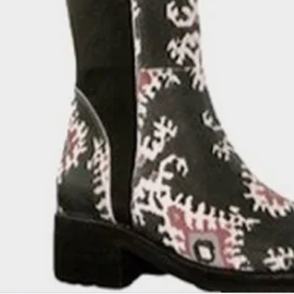 Donald Pliner Boots sz 8.